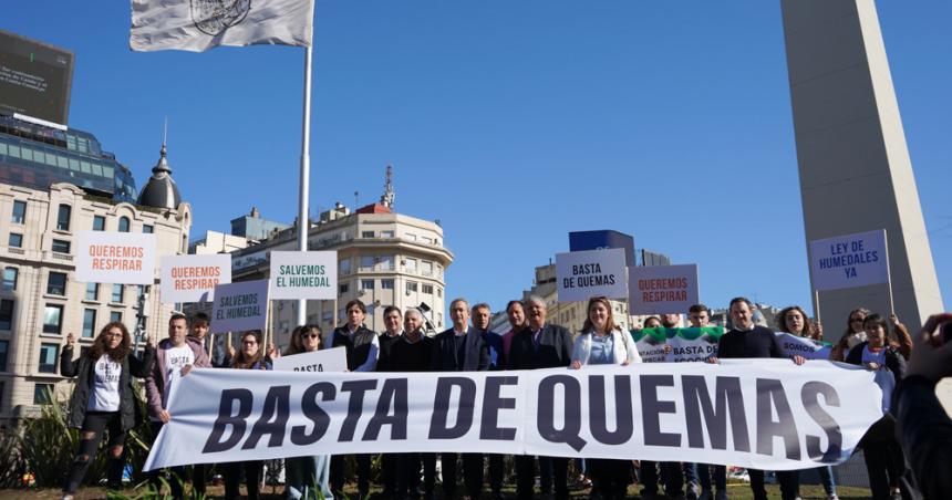 Intendentes de Santa Fe protestaron en el Obelisco por los incendios