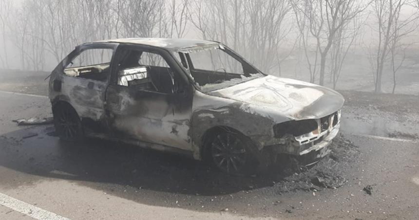 Un incendio destruyoacute un auto en la ruta provincial 9 