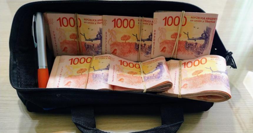 Policiacuteas devolvieron 100000 a un vecino de Colonia Baroacuten