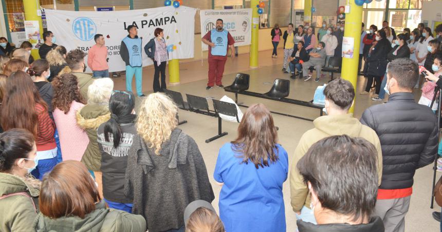 Una masiva asamblea en el Molas reclamoacute por el pase a planta de los sextos en Salud