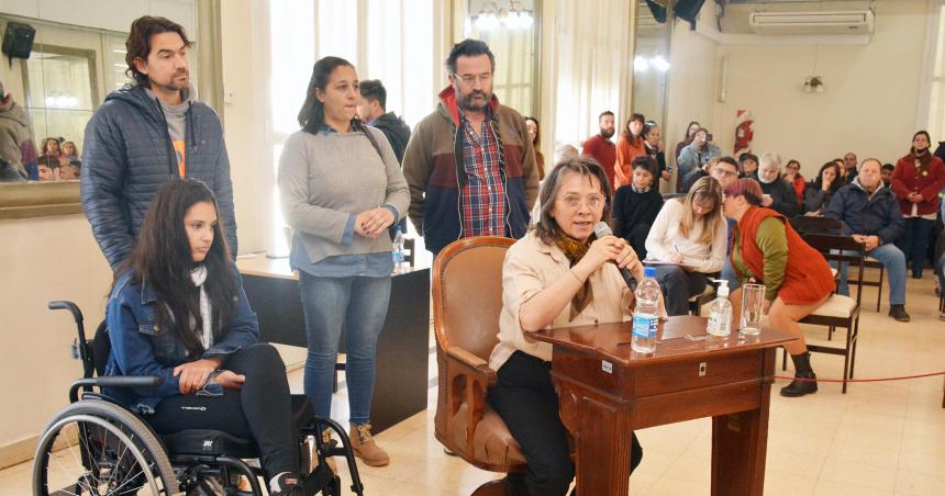 Fueron a reclamar accesibilidad en el transporte y el ascensor del municipio no funciona