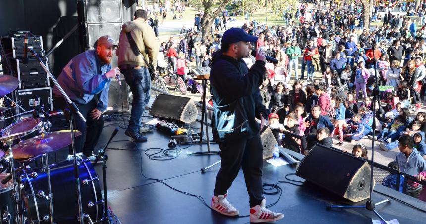 Con sol y muacutesica miles de estudiantes celebraron la Primavera