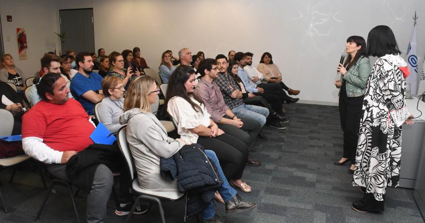 La enfermedad es la forma maacutes comuacuten de demencia es un proceso degenerativo producido por la peacuterdida progresiva de neuronas Afecta principalmente a mayores de 65 antildeos