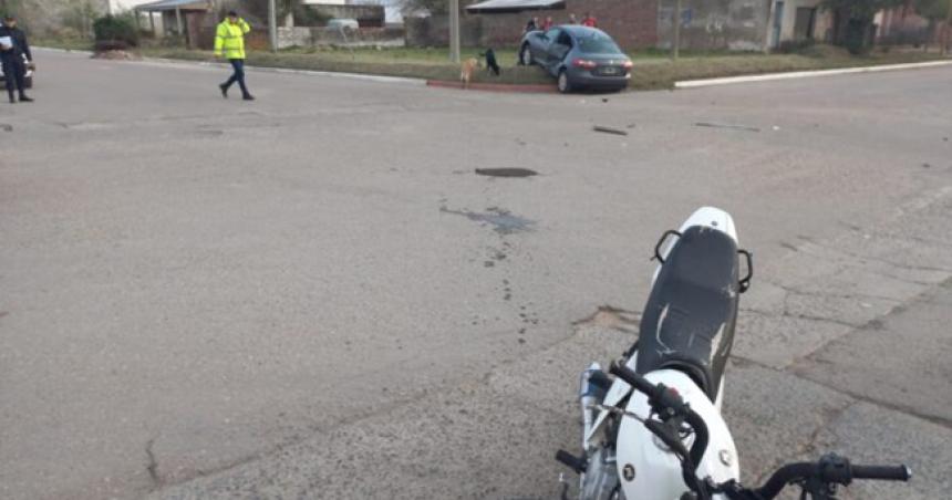 Motociclista alcoholizado chocoacute un auto en Castex