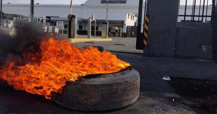 Por una disputa gremial cierra temporalmente Bridgestone