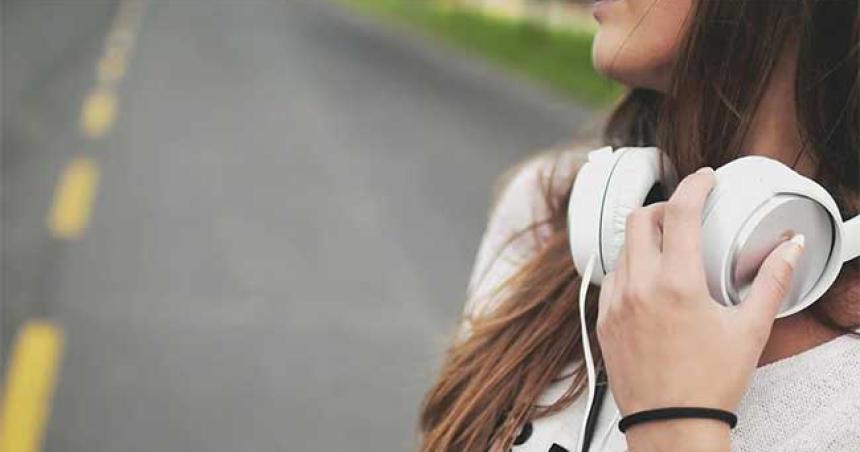 Recomendaciones para escuchar muacutesica en el celular sin afectar la salud