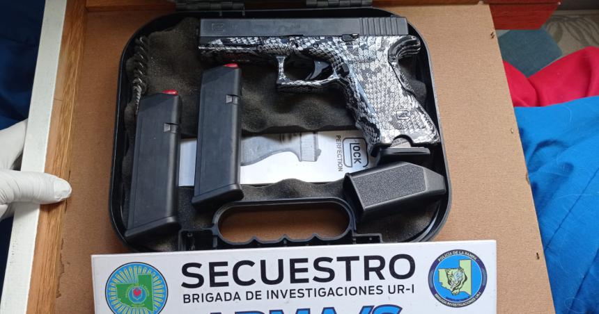 Recuperan un arma robada y detienen a dos personas