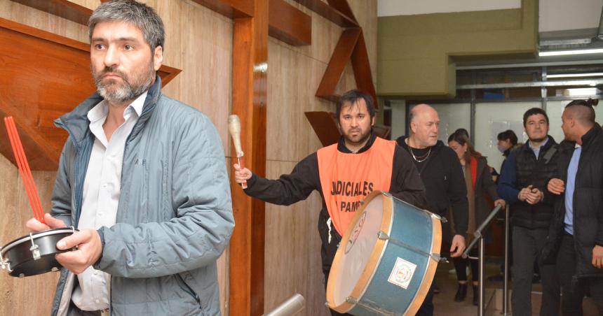 Judiciales llevaron la protesta al edificio del STJ