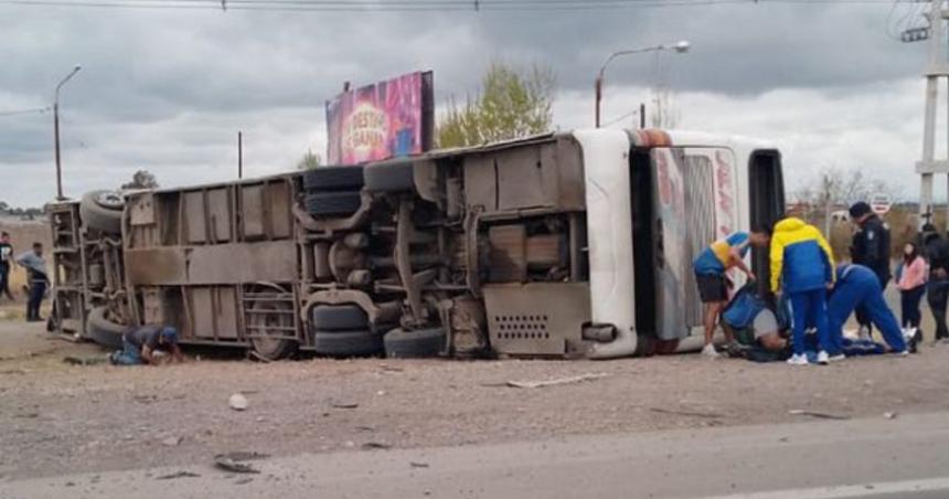 Murioacute una mujer tras el vuelco de un micro que traladaba a la hinchada de Boca