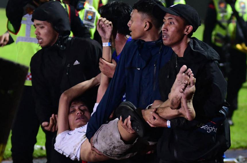 Tragedia en Indonesia- al menos 125 muertos y 300 heridos en una estampida