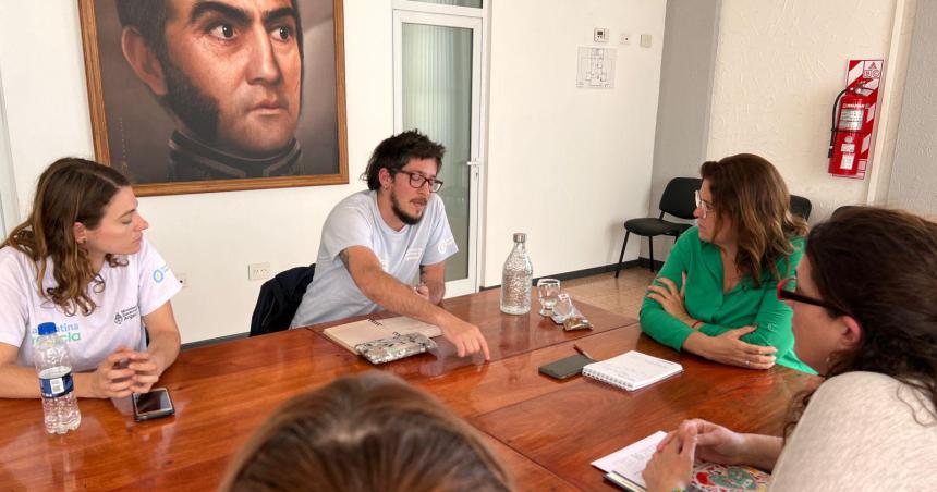 La intendenta Alonso se reunioacute con teacutecnicos de Argentina Recicla