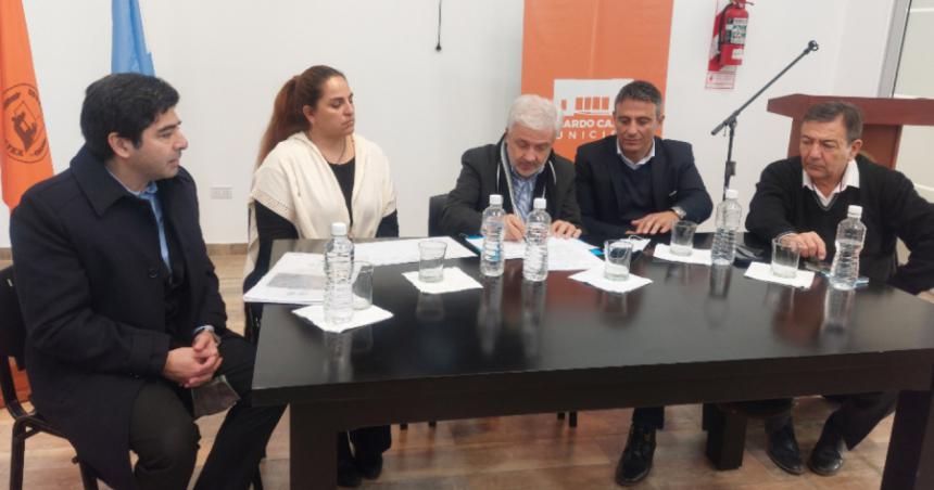 Ampliaraacuten la red cloacal y construiraacuten un nuevo centro distribuidor de agua en Castex
