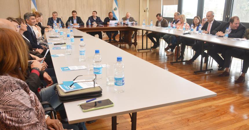 Aprueban una guiacutea para abordar casos de violencia en las escuelas