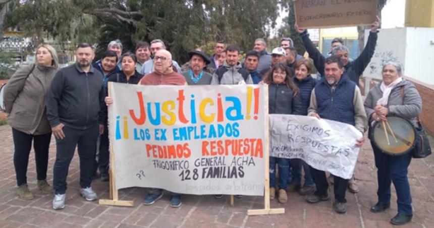 Ex empleados del Frigoriacutefico General Acha protestaron frente al STJ