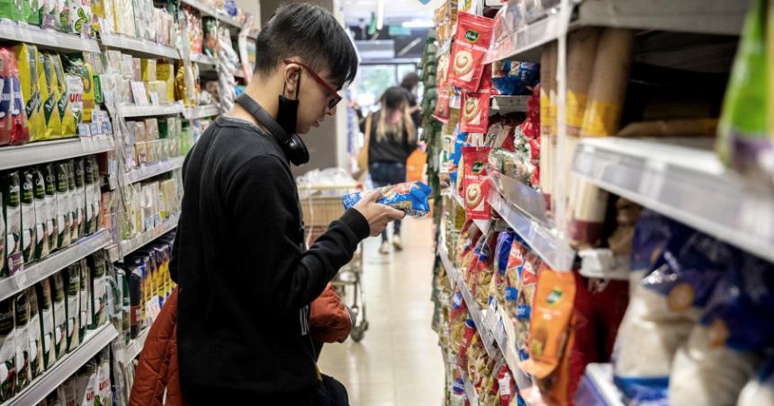 Los precios de los alimentos y bebidas siguen por encima de la inflacioacuten