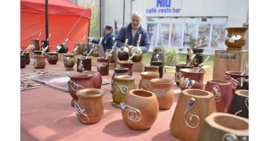 Maacutes de un centenar de artesanos y artesanas exponen en Medasur
