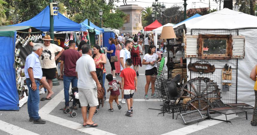 Artesanos y manualistas tendraacuten tres ferias en la Plaza San Martiacuten