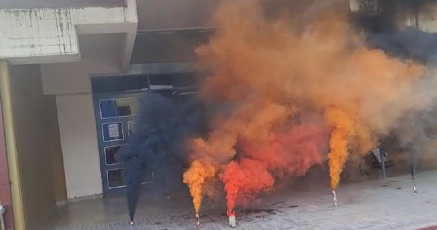 Con humo y batucada los judiciales protestaron en el STJ