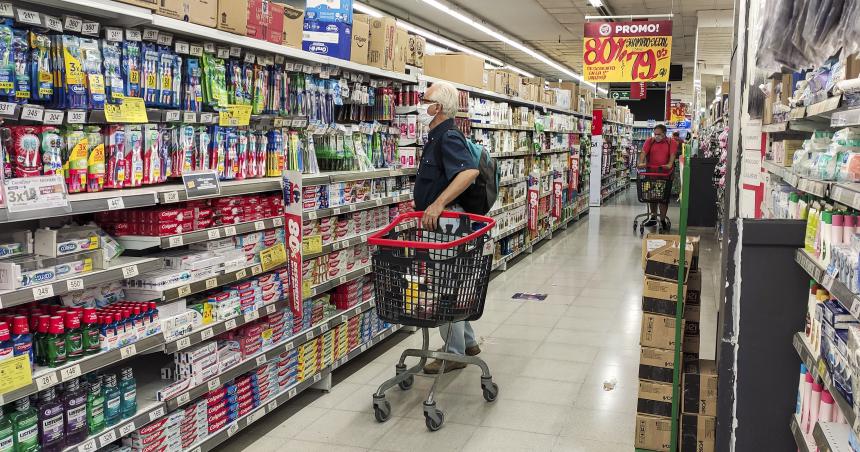 El consumo se resintioacute en agosto- ventas en suacuteper y en mayoristas cayeron hasta 21-en-porciento-