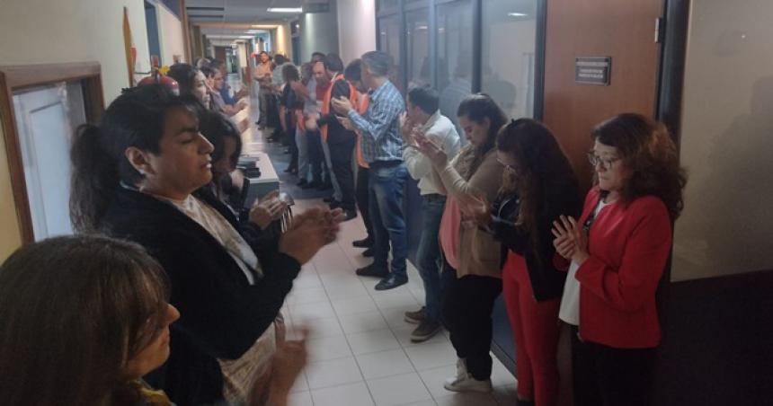 Aplaudida de los trabajadores de Rentas frente al despacho del ministro Franco