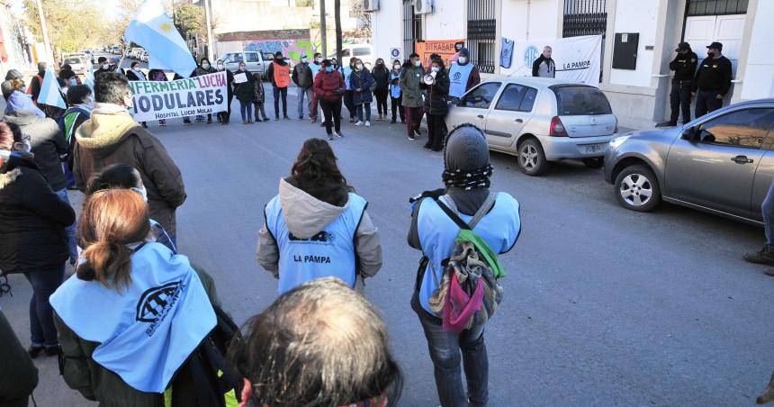 Afirman que hay 400 monotributistas precarizados en Salud