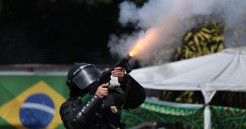 La policiacutea usa balas de goma y gases para desbloquear las rutas cortadas en Brasil