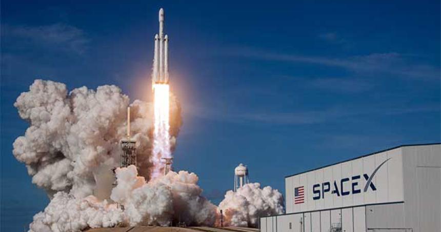 SpaceX lanzoacute el cohete activo maacutes potente del mundo