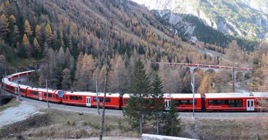 El tren maacutes largo del mundo- 100 vagones 25 locomotoras y 2 km de longitud