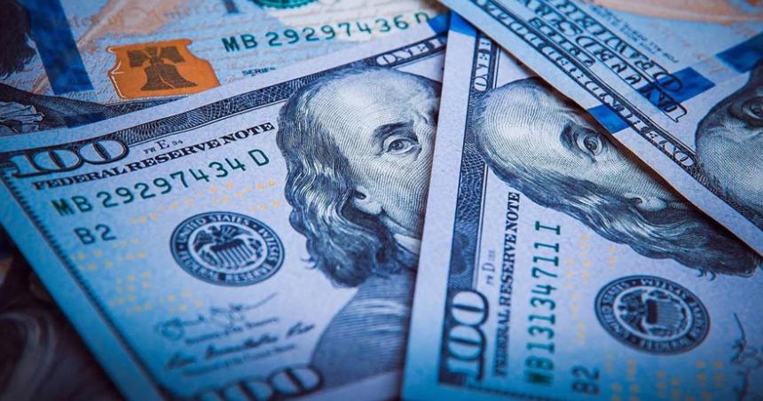 El doacutelar blue se recupera y cerroacute en 291