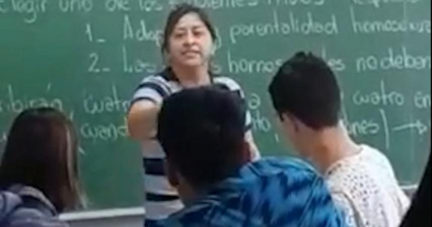 Una mujer atacoacute a trompadas a un chico en un aula de secundario al acusarlo de hacerle bullying a su hijo