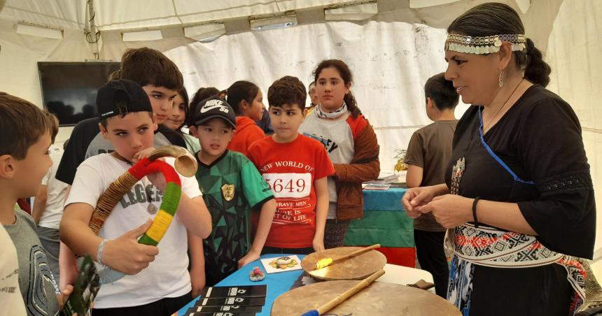 En su primer diacutea la Feria del Libro recibioacute 3000 visitantes