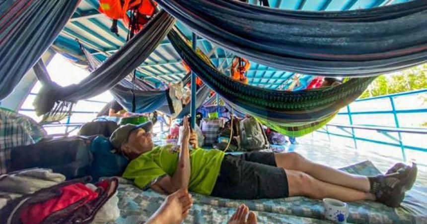 Indiacutegenas liberan el barco con 150 personas a bordo que reteniacutean en el Amazonas peruano