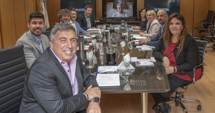 Abren el juego de la telefoniacutea celular y se hace lugar para las cooperativas