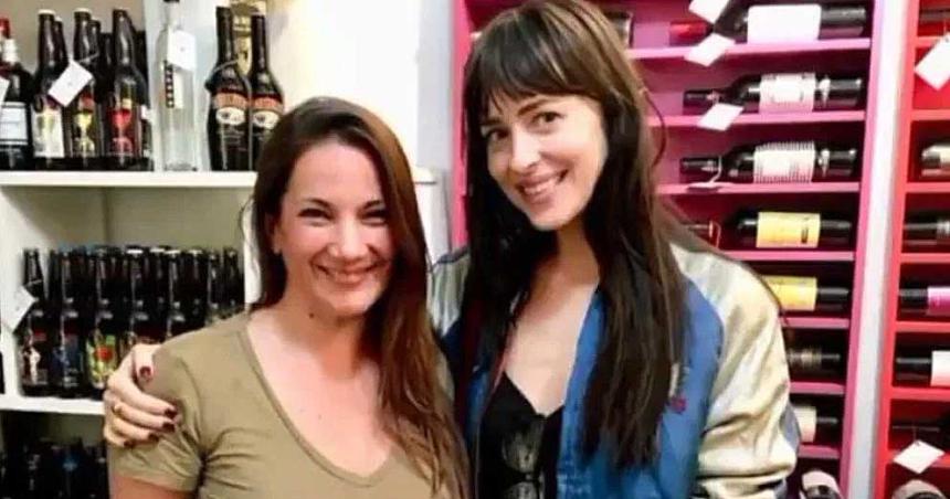 Dakota Johnson llegoacute a Buenos Aires para visitar a su novio Chris Martin y salioacute a pasear por San Telmo