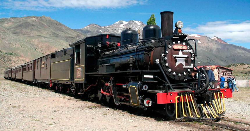 De tren de carga a tren de pasajeros- la Trochita cumplioacute 100 antildeos