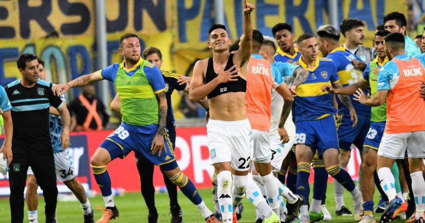 En un final escandaloso Racing vencioacute a Boca y se quedoacute con el Trofeo de Campeones