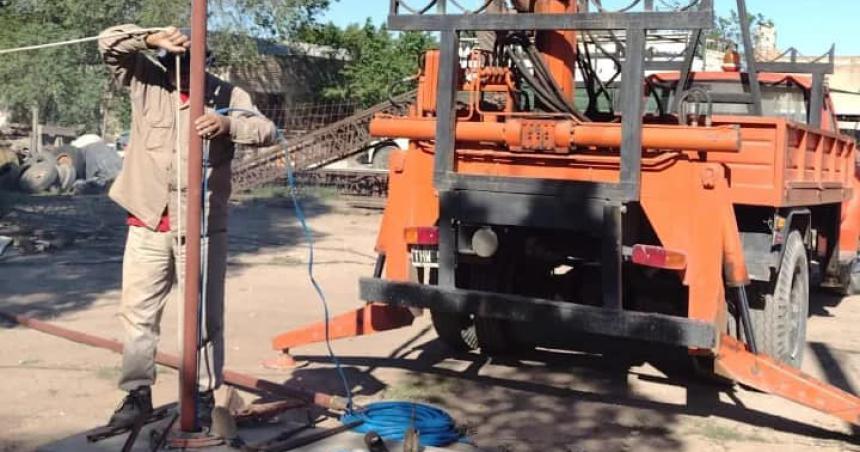 Colocan dos nuevos equipos de bombeo para mejorar el servicio de agua en Bernasconi