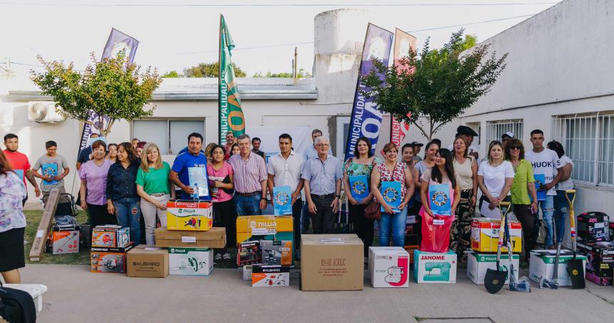 Se entregaron creacuteditos de economiacutea social y certificados de capacitaciones en Toay