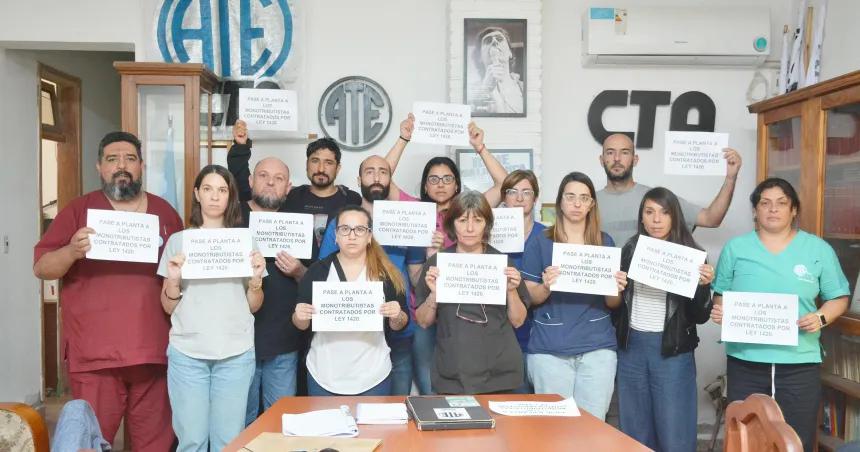 Marchan a Casa de Gobierno monotributistas que quedaron fuera del pase a planta