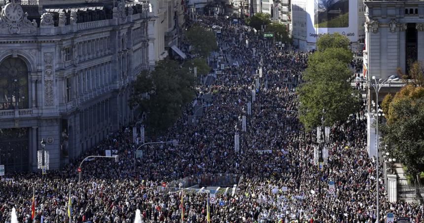 Espantildea- masiva manifestacioacuten contra los recortes en salud en Madrid