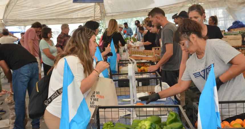 Un busto de Messi y suvenires mundialistas en el Mercado Municipal