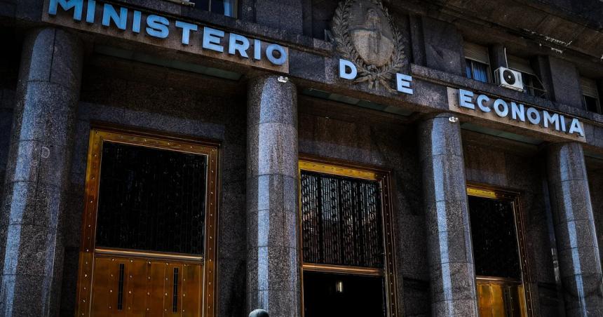 El Ministerio de Economiacutea avanza con la reduccioacuten de gastos para cumplir con el FMI