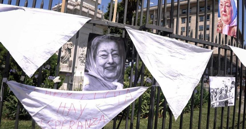 Los restos de Hebe de Bonafini ya descansan en Plaza de Mayo