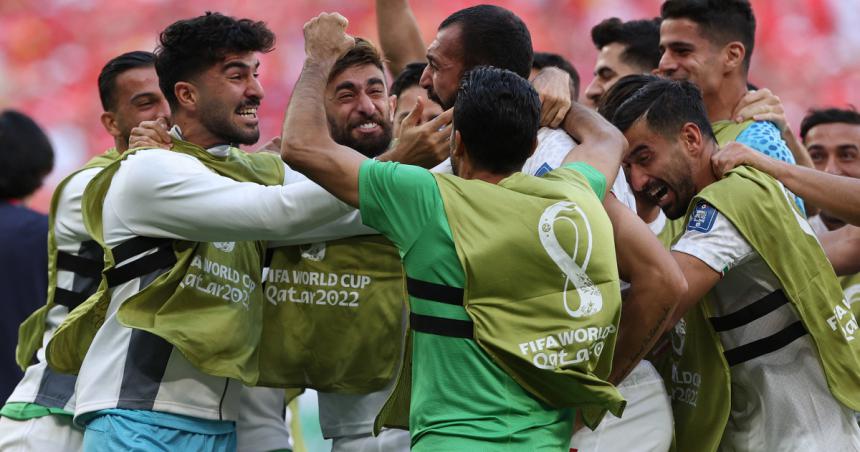 Sobre el final Iraacuten derrotoacute a Gales y suentildea