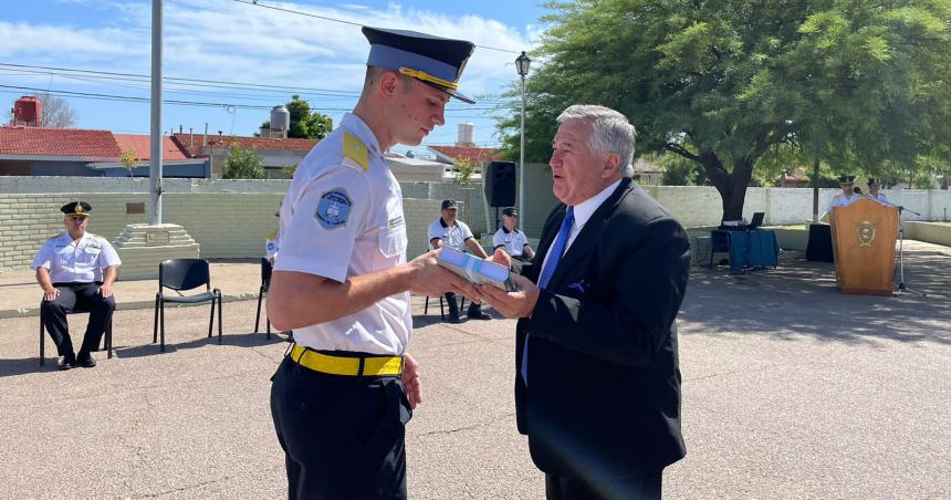 Distincioacuten al mejor promedio policial