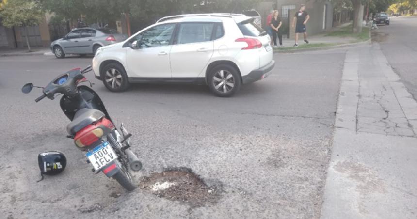 Chocoacute y atacoacute a pintildeas a la policiacutea porque no le devolvieron la moto