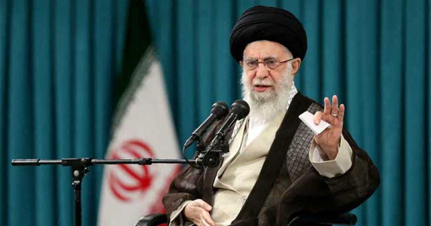 El liacuteder supremo iraniacute amenazoacute con maacutes represioacuten y alaboacute a la fuerza de choque contra las protestas