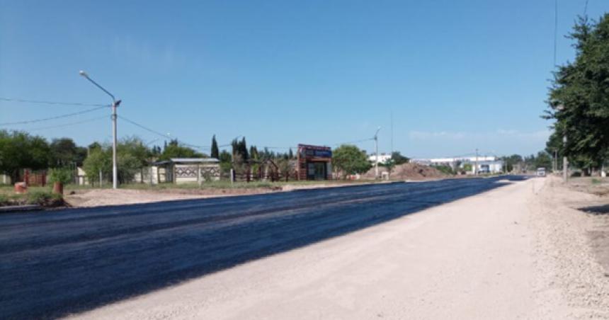 Primer riego asfaacuteltico de la Travesiacutea Urbana en Acha