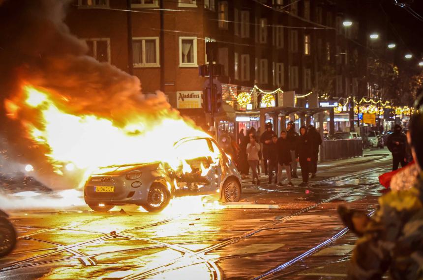 Disturbios en Bruselas tras la victoria de Marruecos en Qatar 2022- autos incendiados y pelea con la Policiacutea
