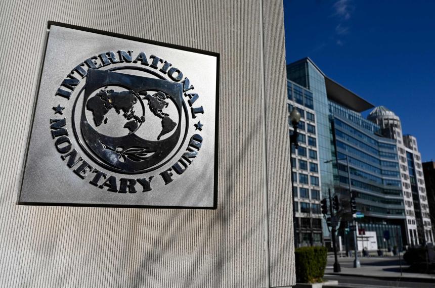 Misioacuten argentina viaja a Washington para cerrar la tercera revisioacuten con el FMI